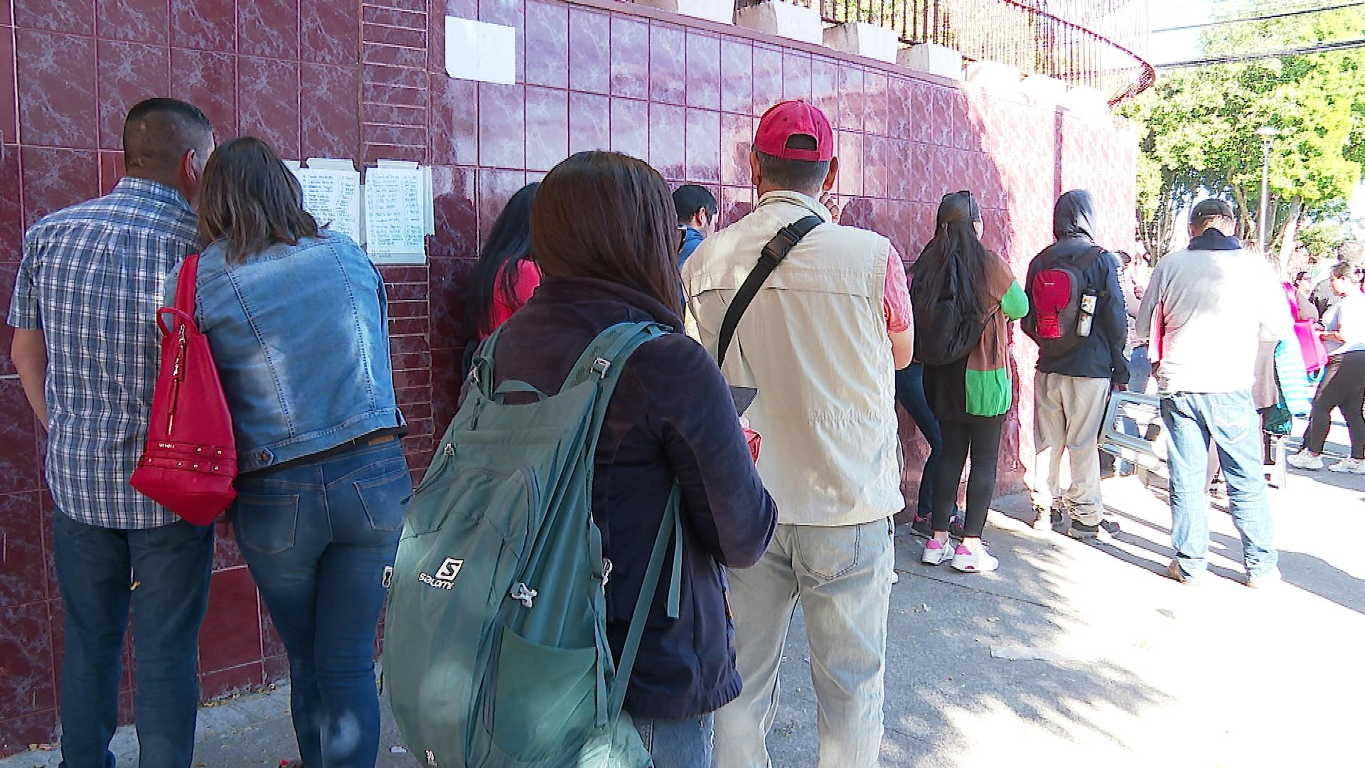 Extensas filas para obtener matrícula