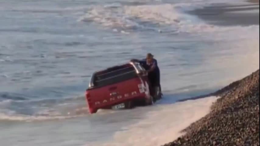 Camioneta queda atrapada en orilla de playa en Ritoque