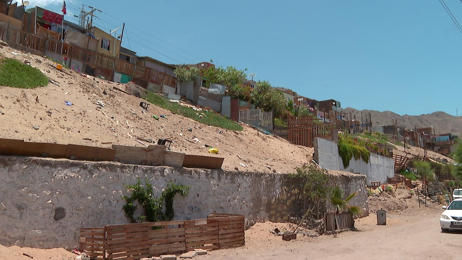 Vecinos denuncian riesgo de derrumbo en sector de Irarrázaval