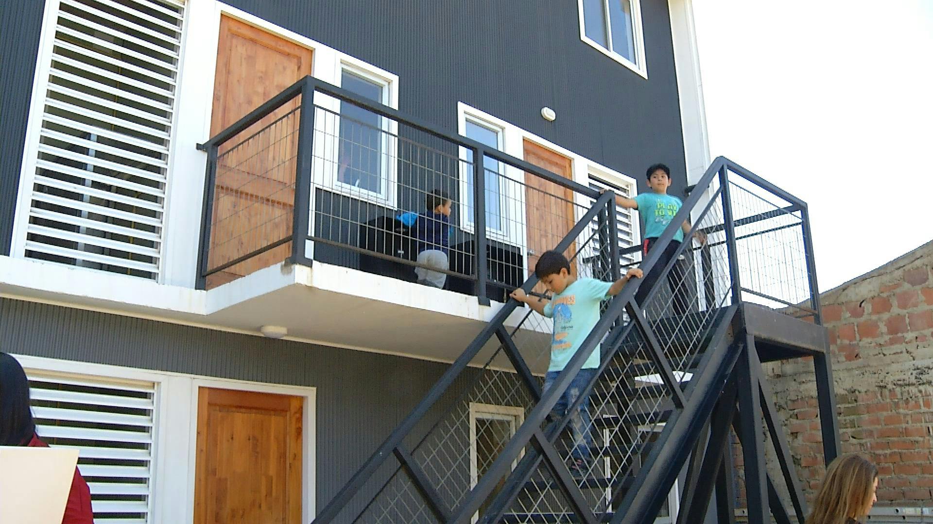Familia porteña es la primera en recibir casa de un exitoso proyecto urbano