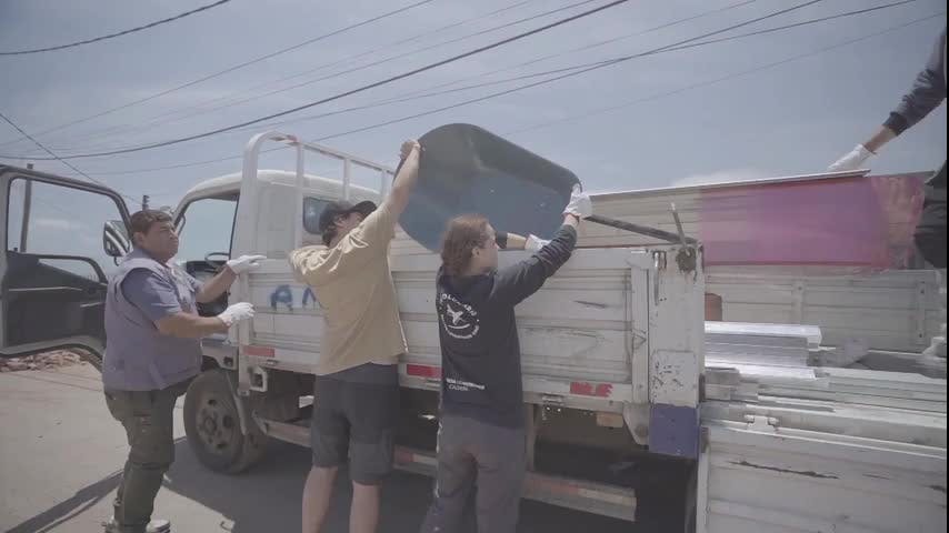 50 familias del sector Tranque Sur, serán las primeras beneficiadas en la reconstrucción de la zona 0, una de las más afectadas por el incendio que arrasó con 130 hectáreas de Viña del Mar.  La fundación Desafío Levantemos Chile recolectó 500 millones de pesos, que irán destinados a la ayuda de 280  familias del sector, con herramientas  y materiales. (09-01-23) 