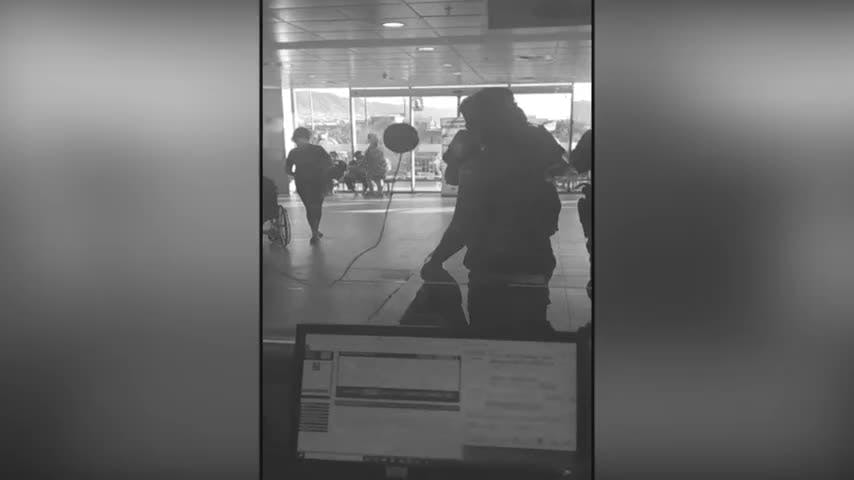 Captan violenta reacción del paciente que llegó a urgencia en busca de atención