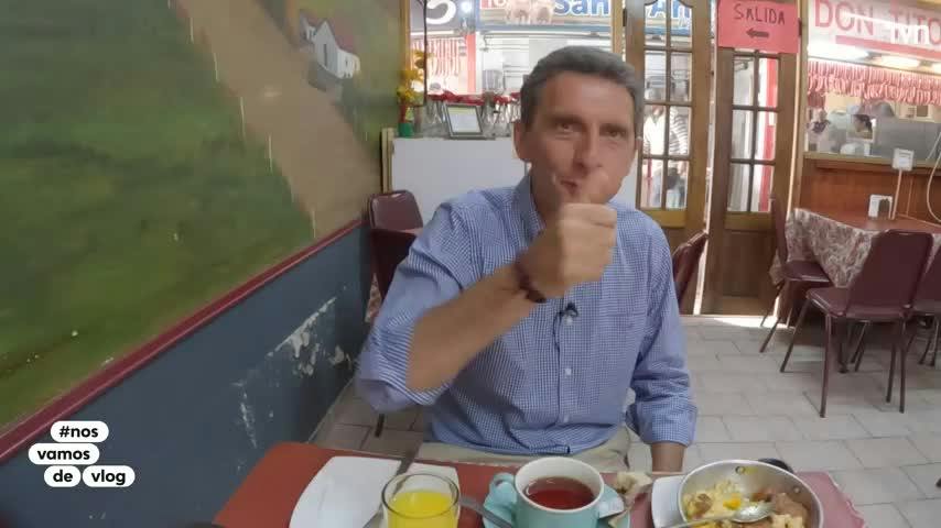 Alcalde de Chillán enseña a tomar el "desayuno de campeones" de la ciudad: Huevos con longaniza