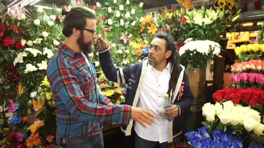 En el terminal de buses, vendedor en la pérgola de las flores y el MIM | Aquí te las traigo Peter - T2E3