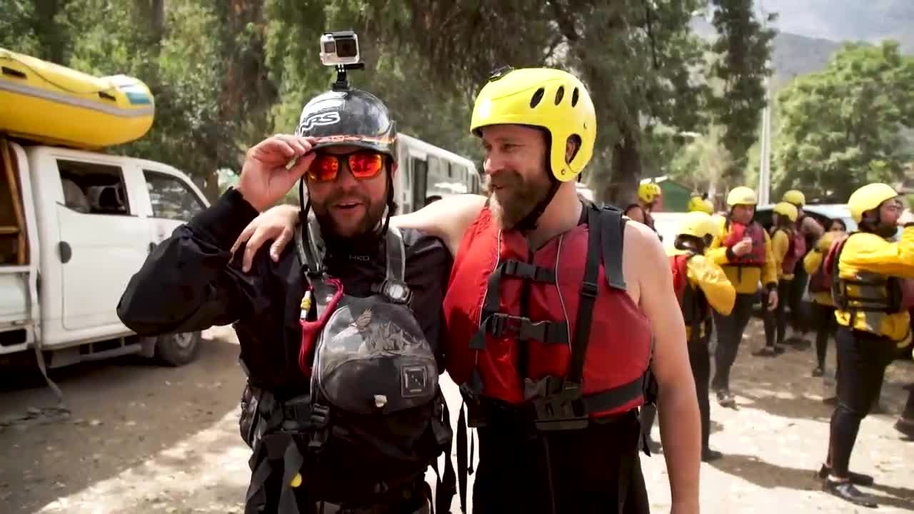 Haciendo rafting, vendedor de mote con huesillo y circense | Aquí te las traigo Peter - T1E3