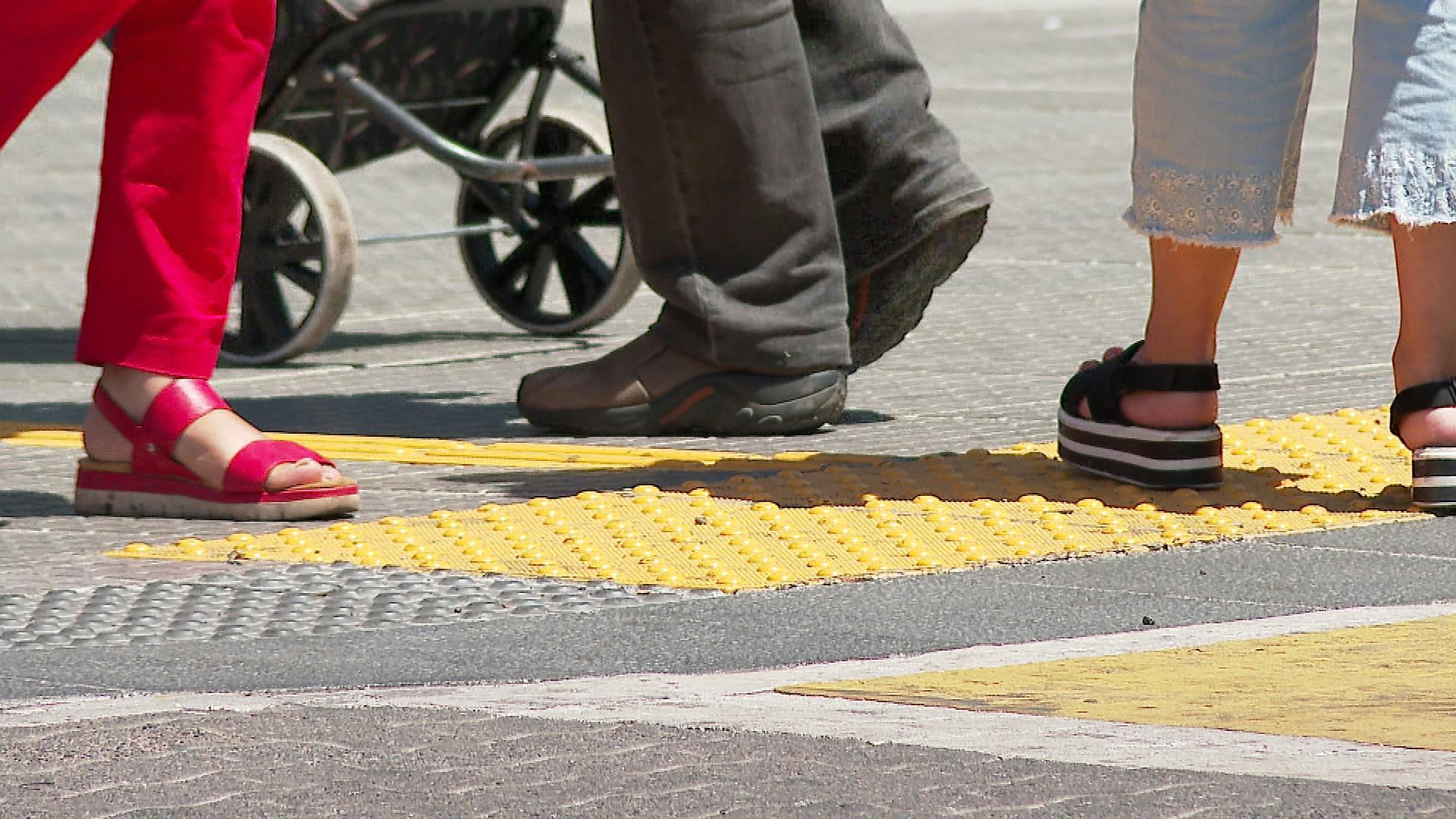 Inauguran aceras de la Plaza Independencia