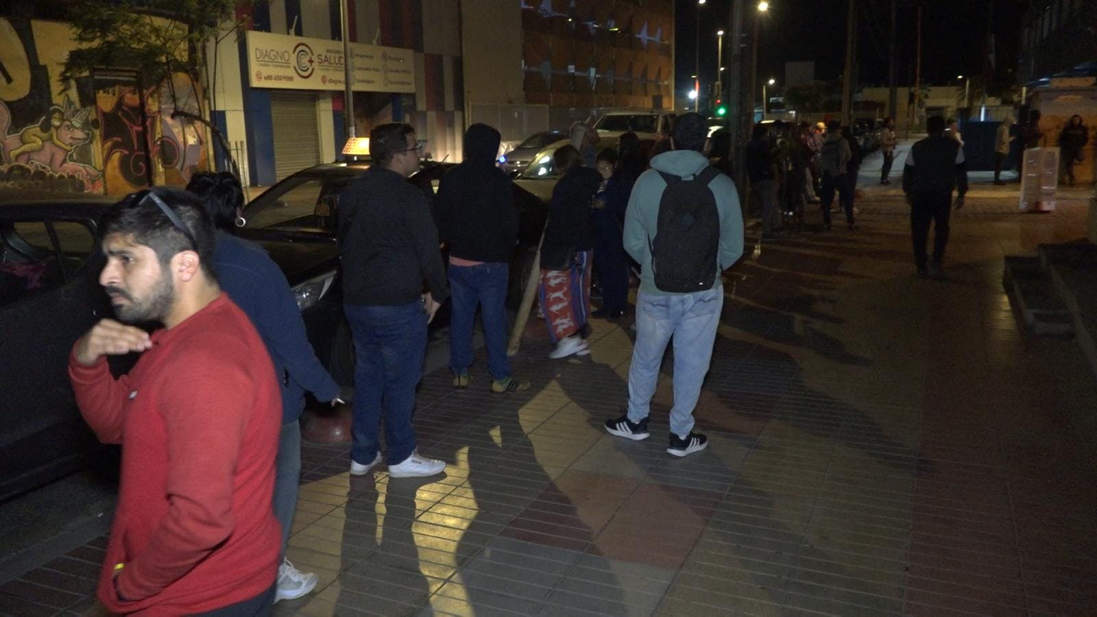 Personas esperan toda la madrugada para obtener un número en registro civil