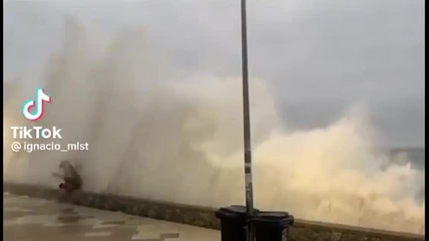 Impactante registro de veraneantes arrastrados por marejadas en paseo costero de Algarrobo
