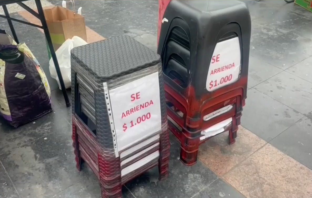 Hombre arrienda sillas afuera del Registro Civil
