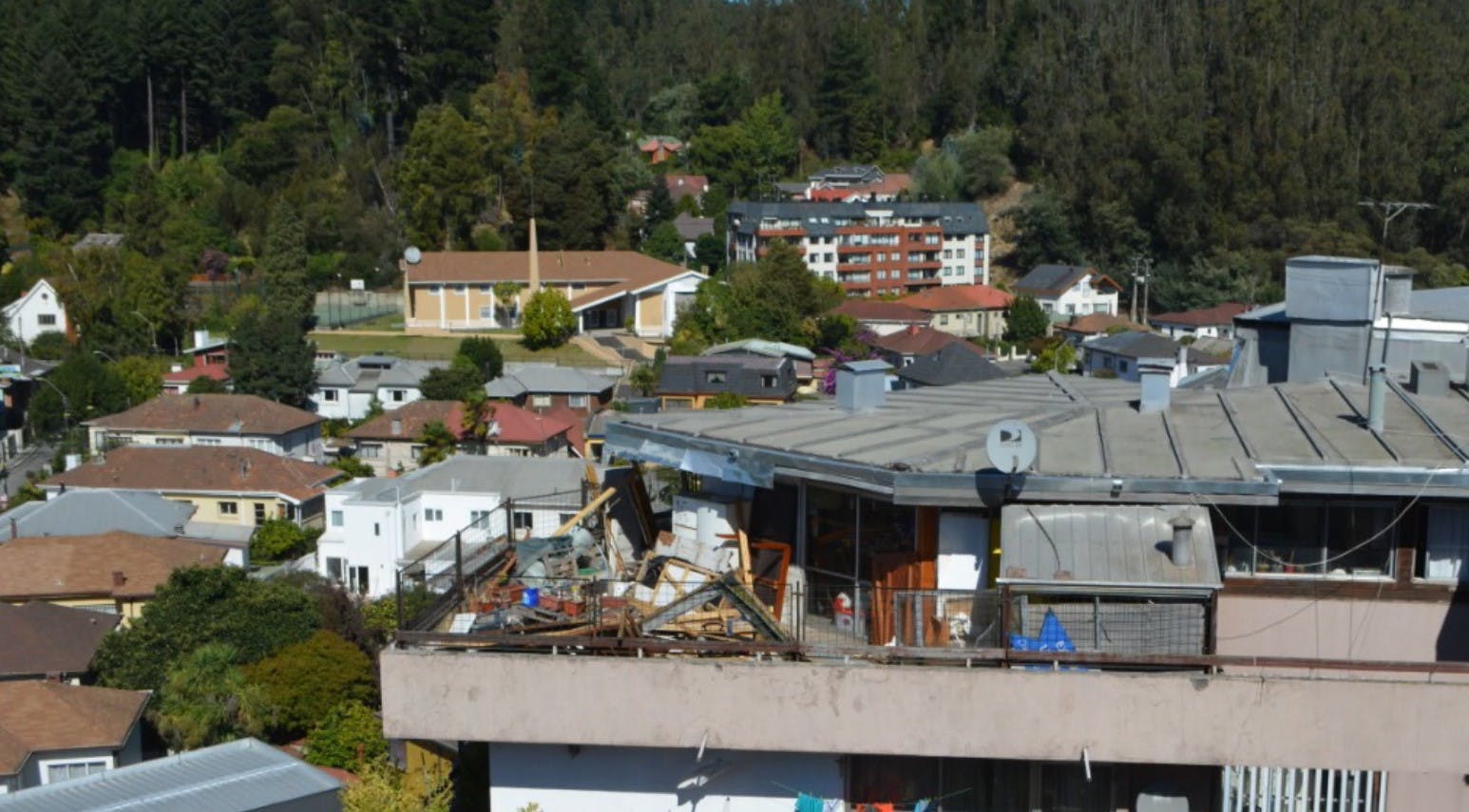 Denuncian que arrendatario habilitó pensión ilegal en la terraza de departamento
