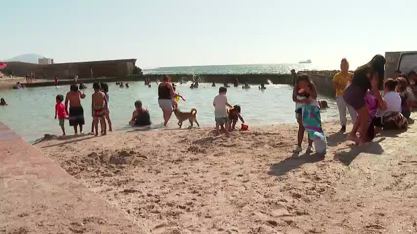 Piscina artificial del borde costero se ha convertido en uno de los lugares favoritos de los niños