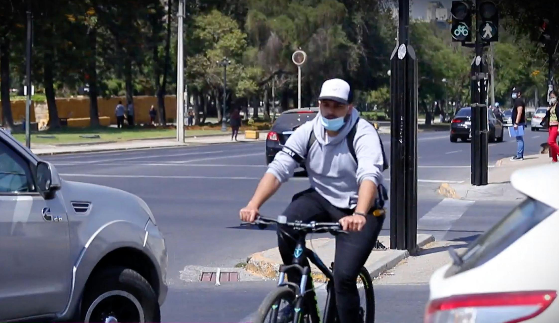 La tensa convivencia vial entre conductores y ciclistas