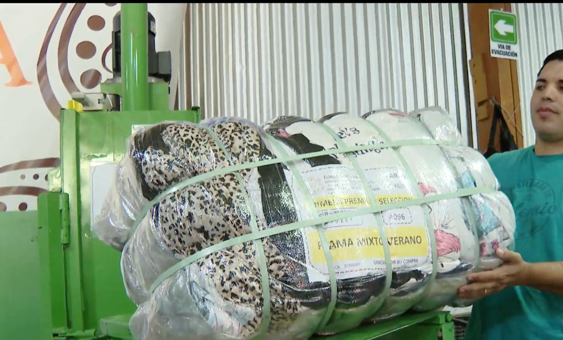 Fardos de ropa, una sustentable opción para emprender o vestir