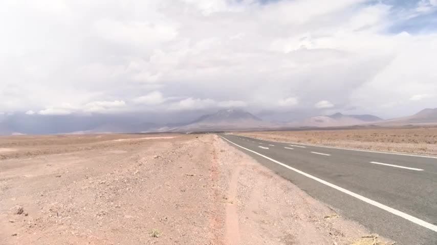 Volcán Lascar se mantiene en alerta técnica naranja. 