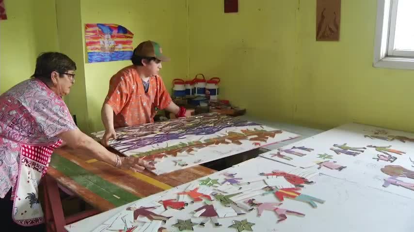 Diez mujeres están realizando murales de mosaicos 
