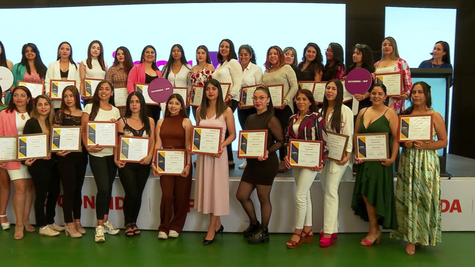 Más de 40 mujeres se certifican en programa de capacitación para trabajar en minería.