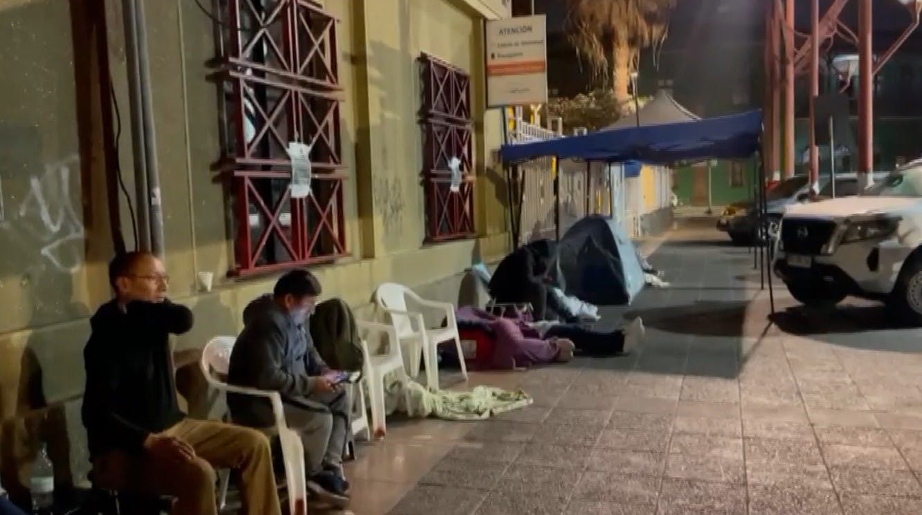 Largas esperas, acampando y mala atención: El descontento de los ciudadanos por la atención en el Registro Civil