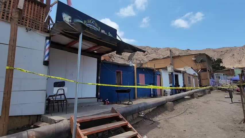 Un joven de 17 años, quien perdió la vida tras recibir varios impactos de bala. El hecho está en plena investigación y ocurrió esta madrugada al interior de un campamento de Antofagasta. Carabineros está realizando las diligencias para esclarecer el homicidio, en el que además otros dos menores de edad resultaron heridos también por proyectiles balísticos. 