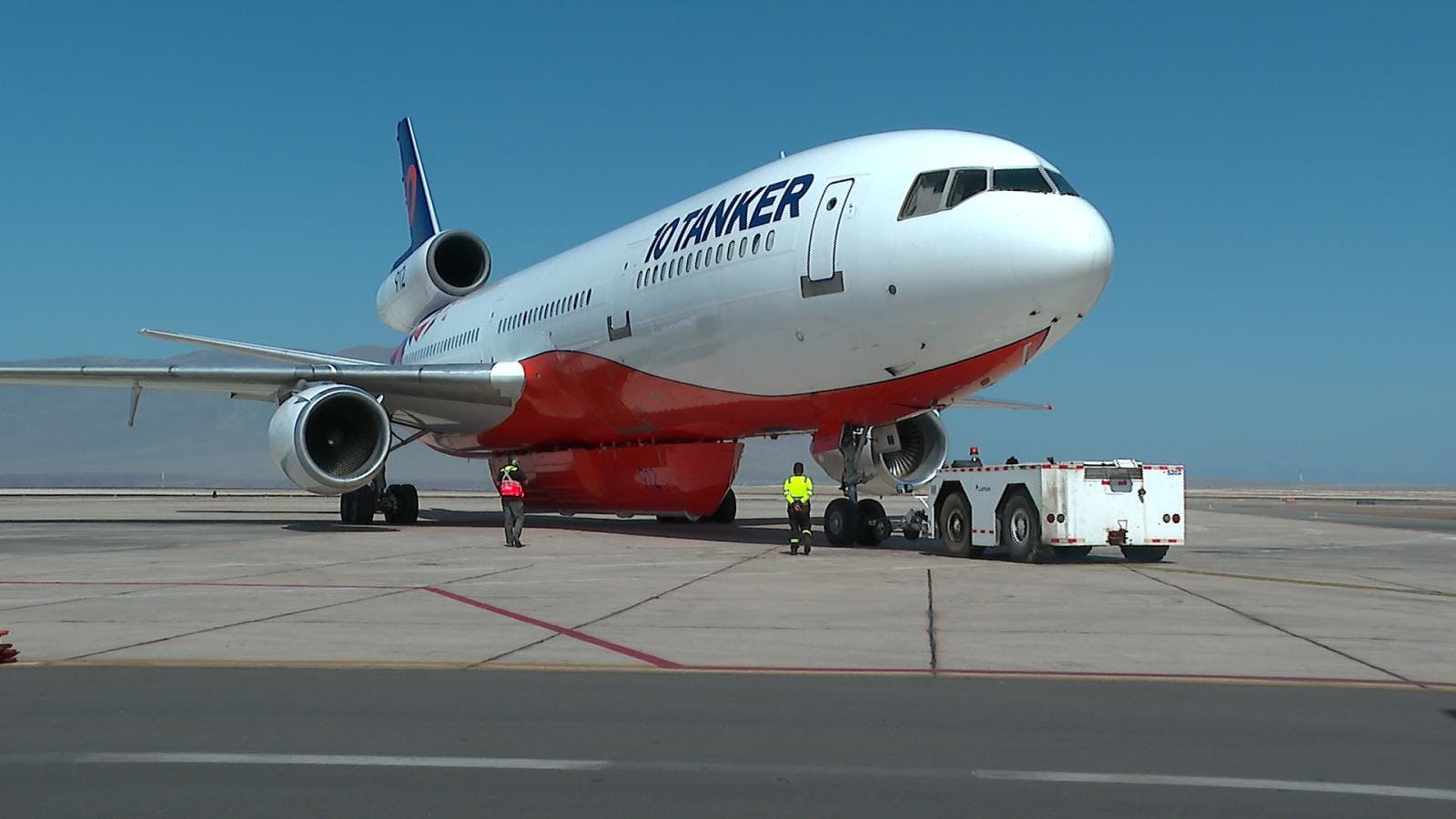 Antofagasta también se hace parte de la ayuda y cooperación para el combate de los incendios forestales del sur del país. El primer destino del avión “Ten Tanker” fue precisamente la capital regional, desde donde partió pasadas las 11 de esta mañana. en tanto bomberos de la capital regional se preparan para viajar este próximo miércoles con cerca de 100 voluntarios.