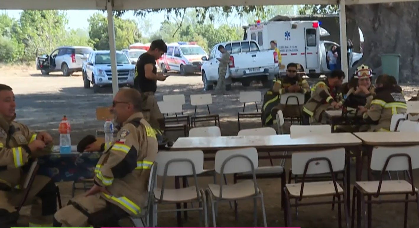 En medio de la desgracia: Vecinos de Yumbel se organizan para ayudar a bomberos