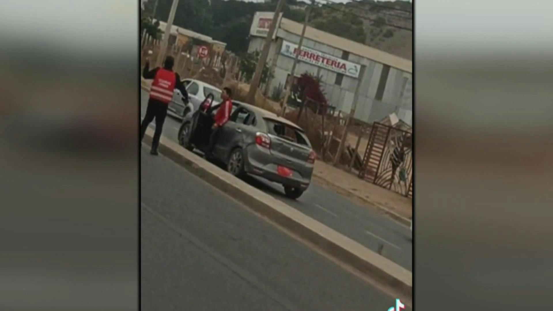 Guardias de seguridad golpean violentamente automóvil de con ductor que presuntamente haría robado una tienda