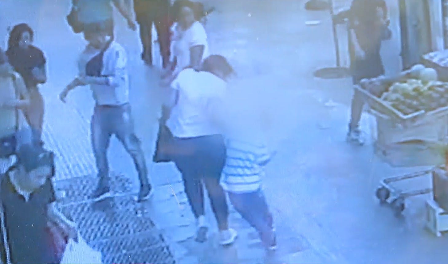 Está grave: Niño es golpeado por una botella lanzada desde edificio