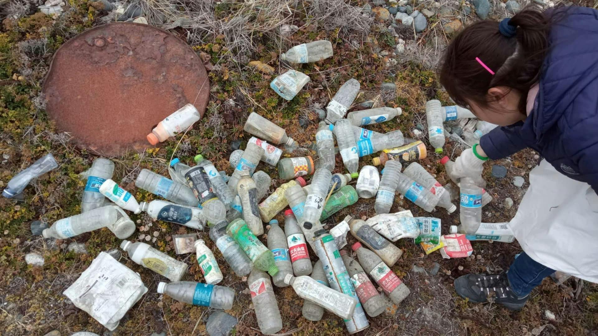 Basura asiática fue encontrada en la costa de Porvenir