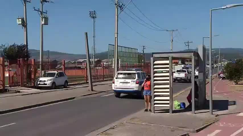 Una mujer murió en Coronel tras ser baleada en plena vía pública por parte de un grupo de sujetos encapuchados. Su acompañante resultó herido. Desde la municipalidad indicaron que hay bandas criminales que se están instalando en la comuna.