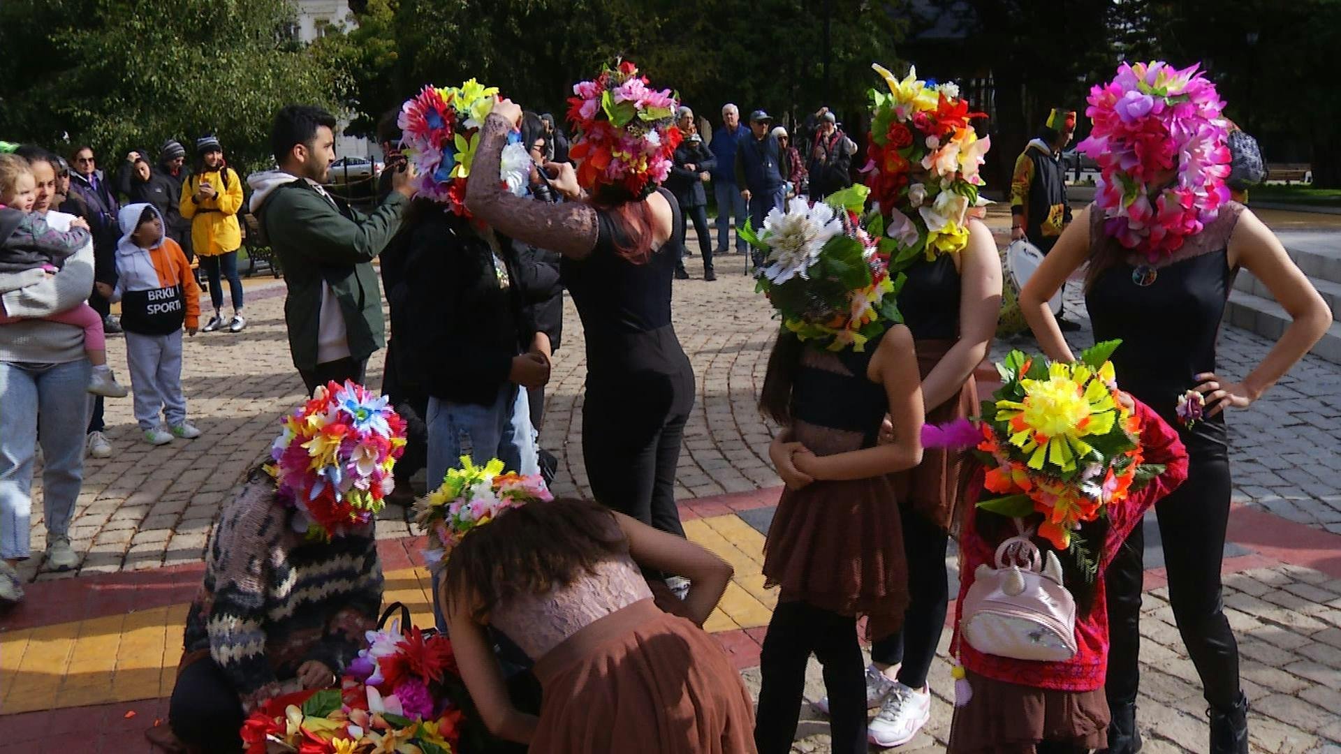  Intervención artística “Familia Flor” se tomó la plaza