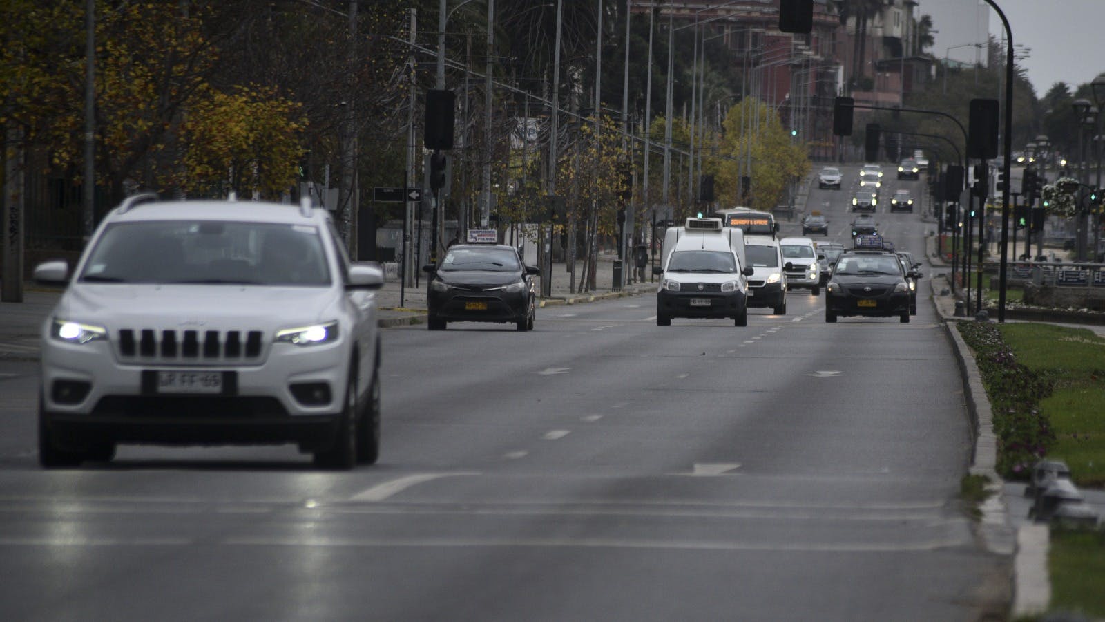 Experto y prohibición de la UE para vender autos a gasolina: Chile tiene planes muy parecidos