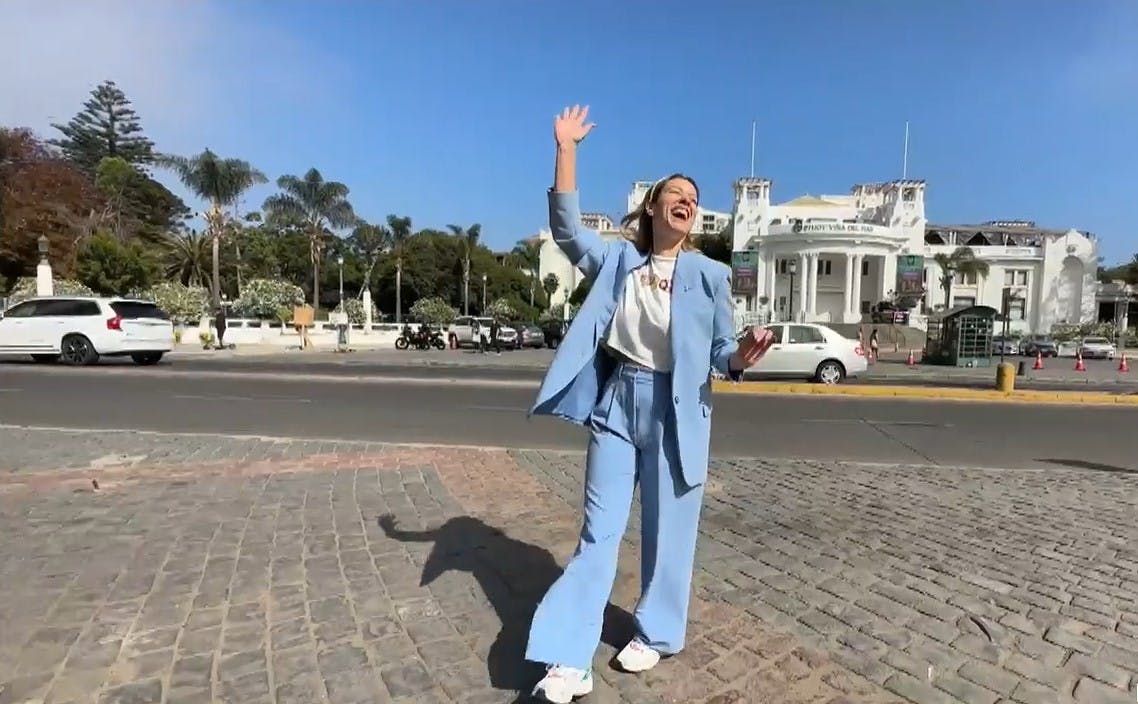 Amikas en Viña: Coté Castro ensaya su paso por la alfombra roja de Noche Cero