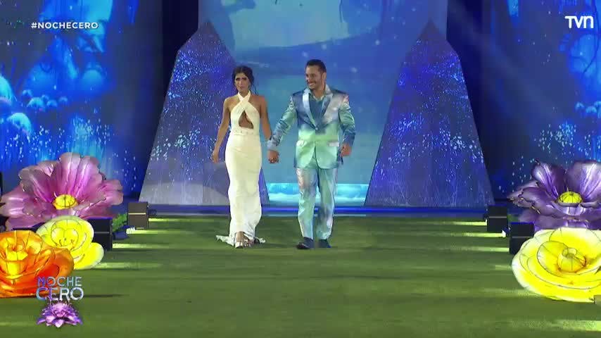 Josefina Valenzuela y su vestido hecho de botellas reutilizadas