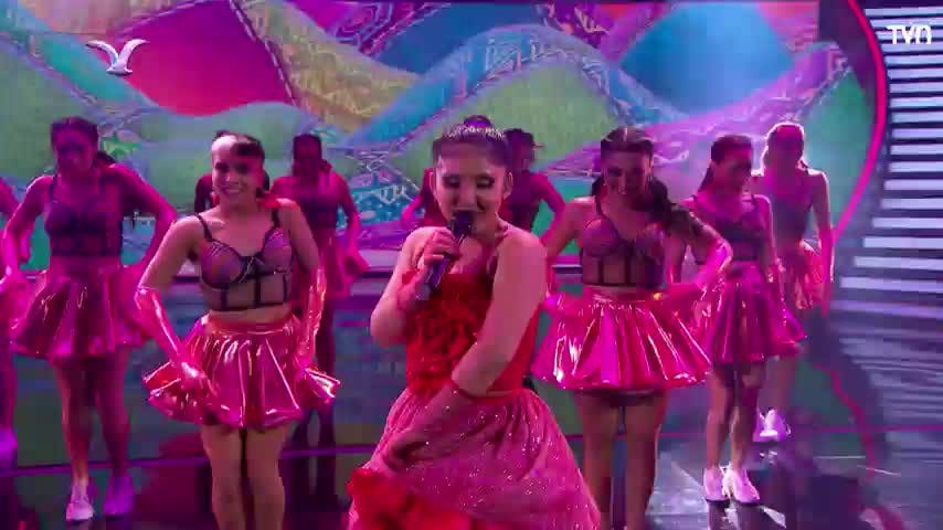 Milena Warthon, presentante de Perú, la rompe con su canción Warmisitay
