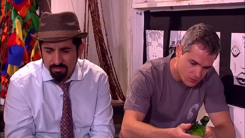 Gonzalo ocultándose de Franca | Los exitosos Pells - T1E29