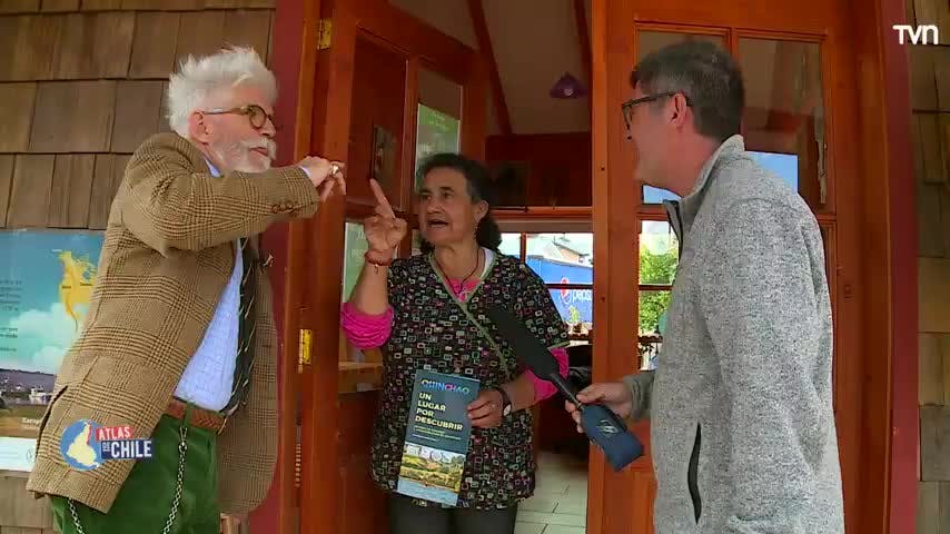 Federico y Marcelo intentan de convercer a Angélica que los deje pasar a la iglesia de Quinchao