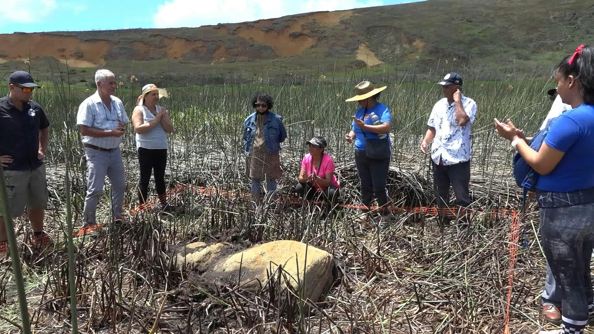 Encuentran moai en el fondo de un lago que se secó en Isla de Pascua