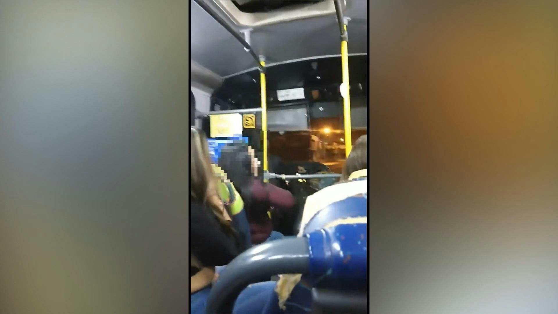 Chofer increpa a pasajero por reclamar el alto precio del pasaje