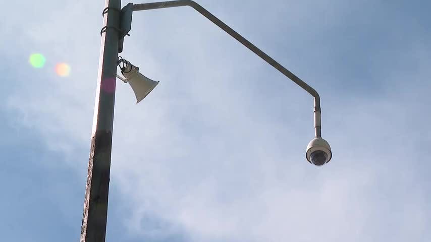 Instalan altavoces con mensajes disuasivos en Concepción