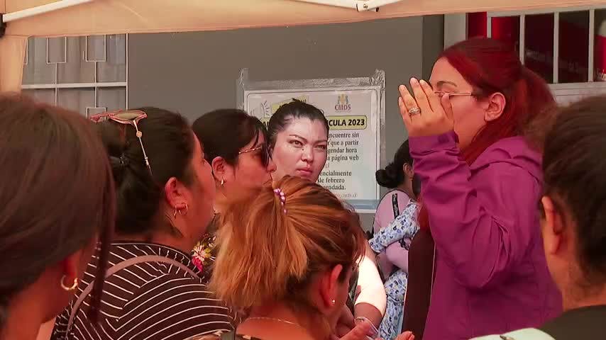 Apoderados realizan extensas filas para obtener matrícula en colegios municipales
