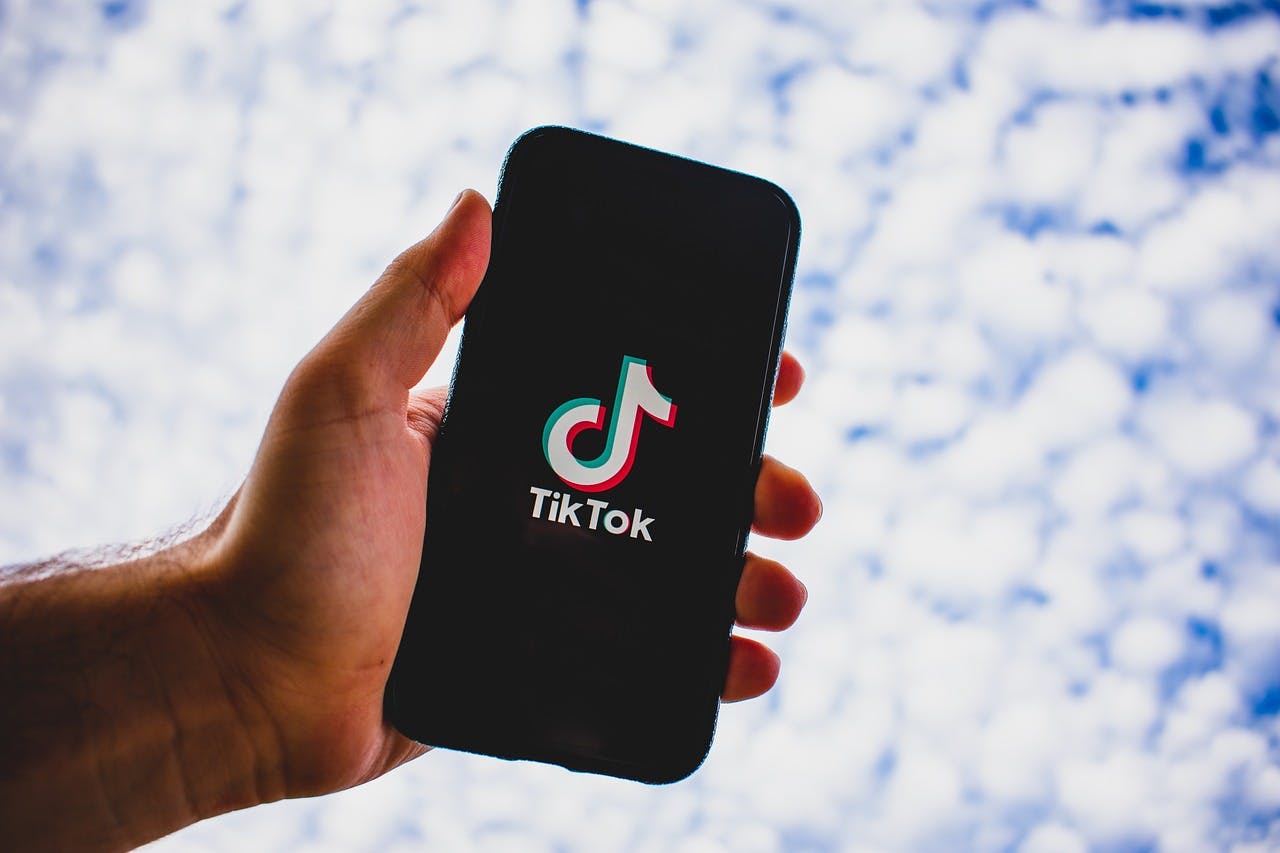 Académica tras anuncio de límite de uso diario en TikTok: Todas estas barreras pueden ser franqueables