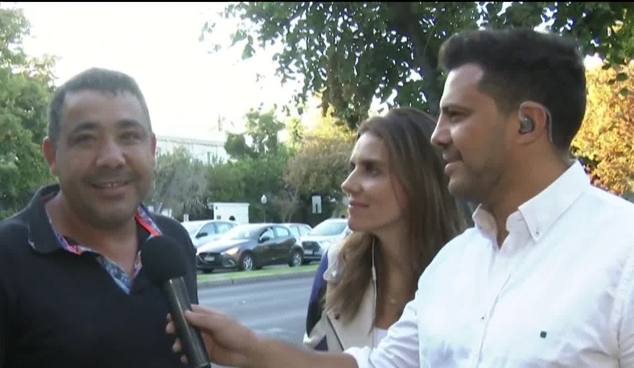 Mari y Simón recorren las calles de Santiago