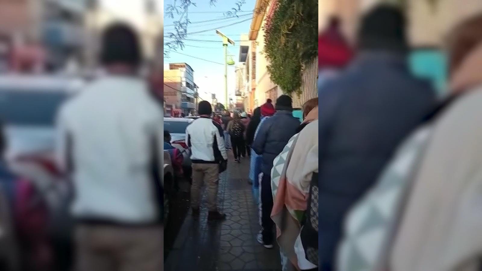 De madrugada apoderados de Calama realizan filas a la espera de atención para obtener una matrícula