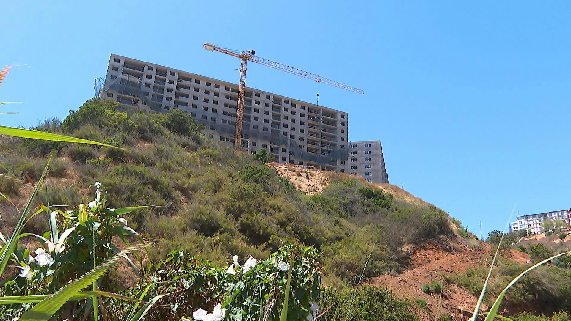 Vecinos del cerro Los Placeres denuncian riesgo de derrumbe en construcción de edificio en altura