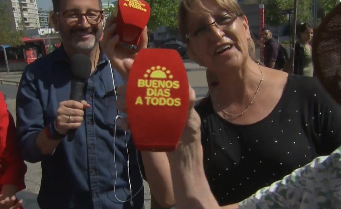 Bonitos y con todo: El nuevo micrófono del Matinal de Chile