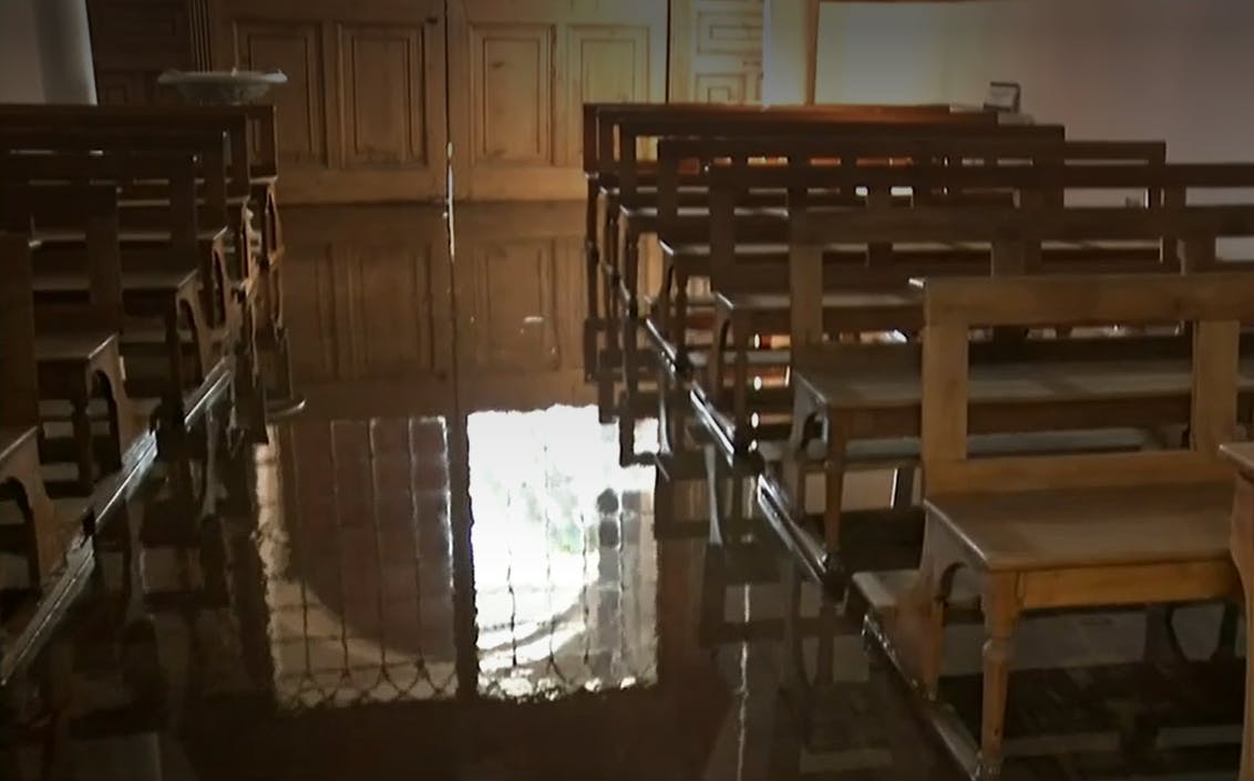 Histórica iglesia se inundó por rotura de matriz en Recoleta