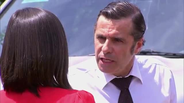 Isabel es descubierta por Roberto | Somos los Carmona - T1E131