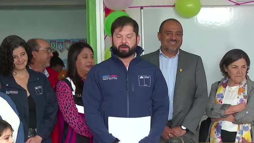 Boric compromete reconstrucción de escuela incendiada de Arauco