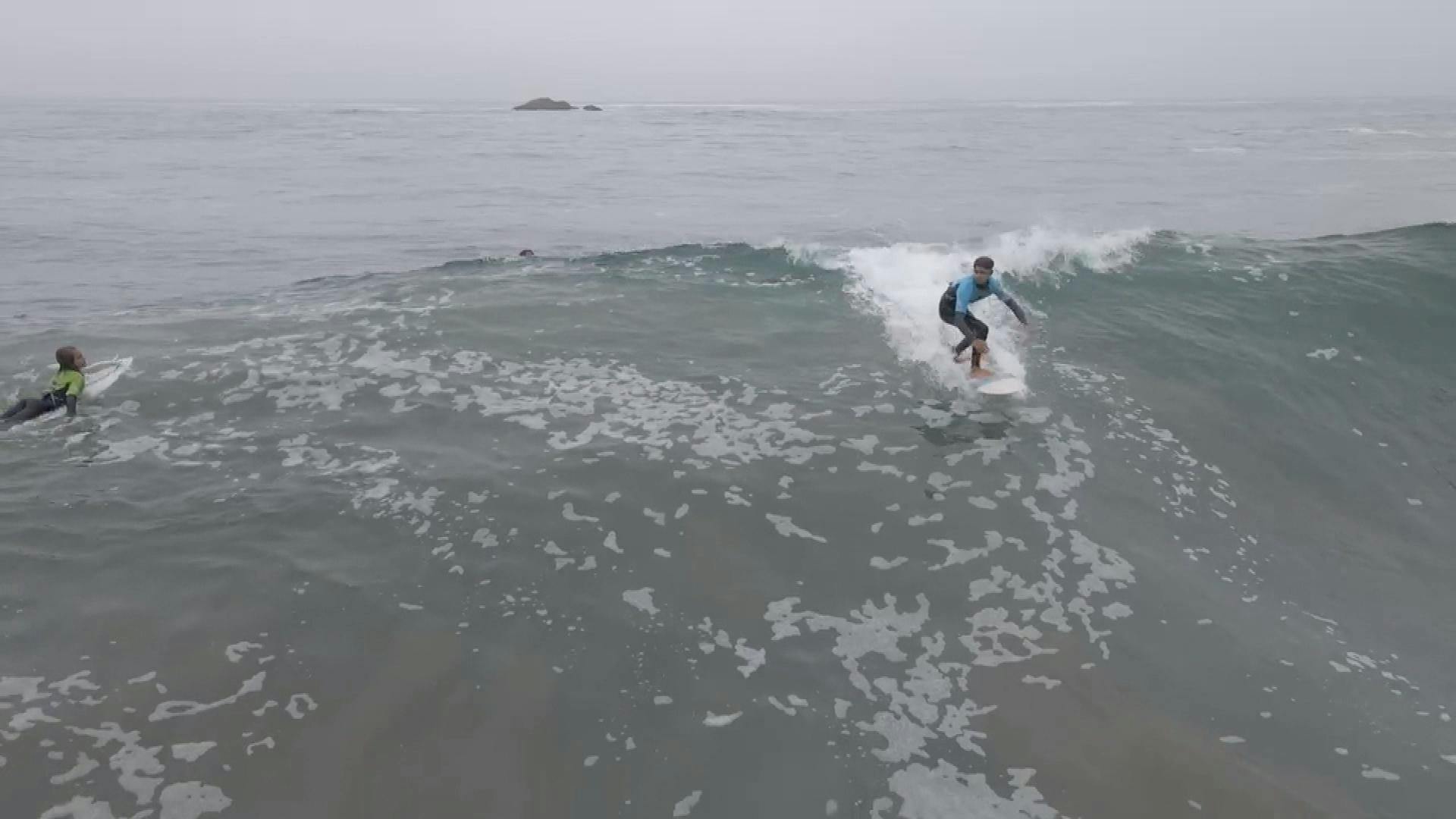 Viña del Mar se llenó de surf y olas en campeonato de jóvenes talentos