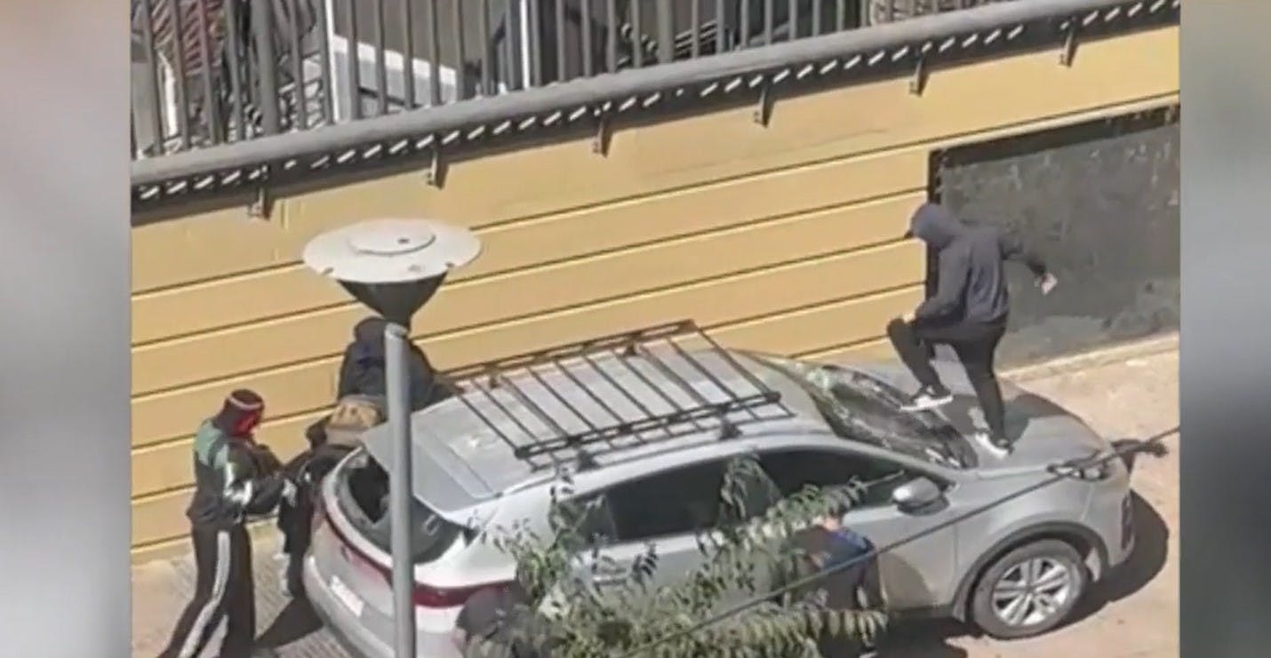 Pareja relata violento ataque de turba que destruyó su vehículo en el centro de Santiago