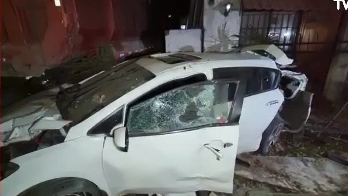 Auto terminó incrustado en casa de Recoleta